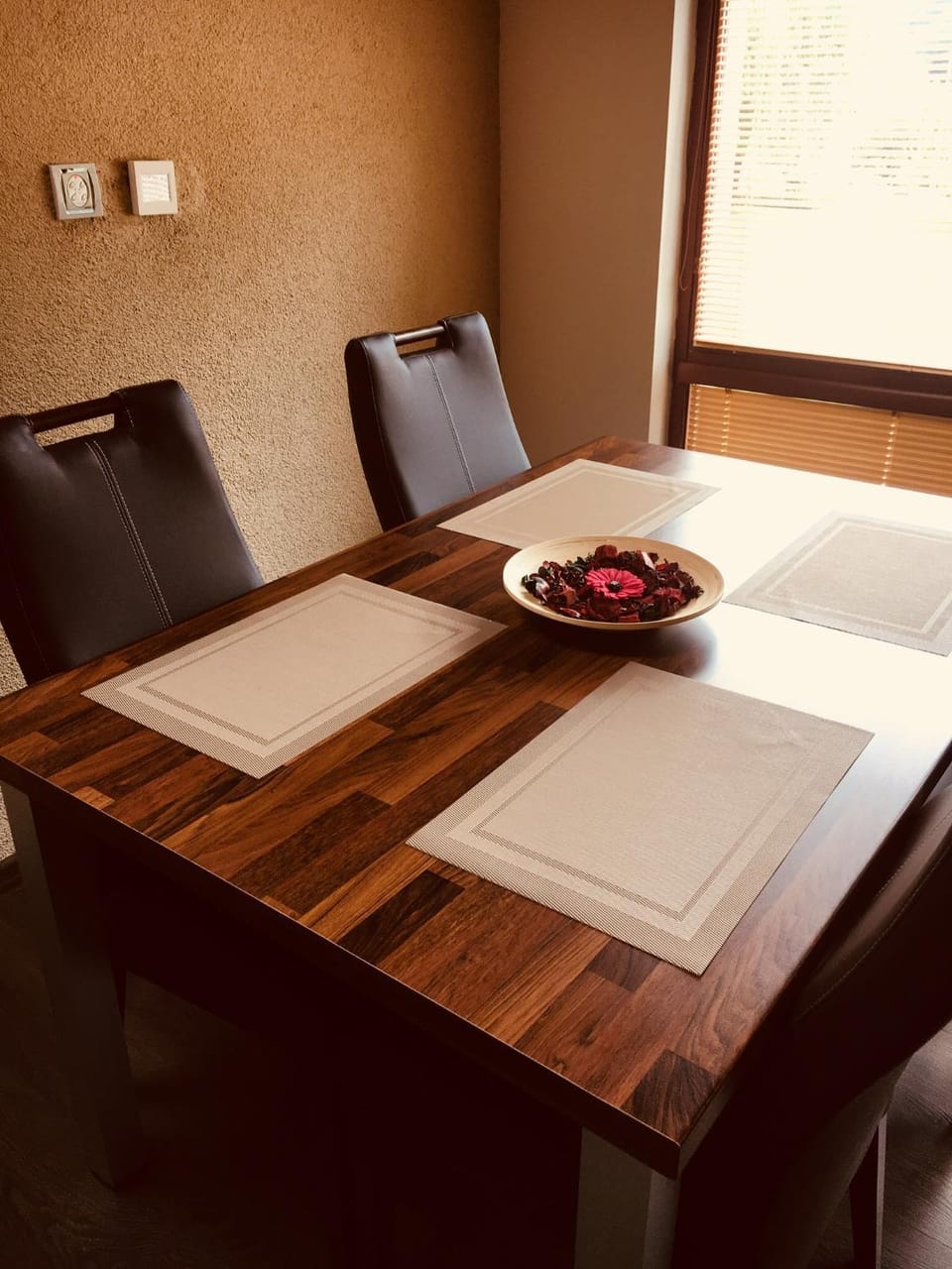 Decorative detail, Seating area, Dining area