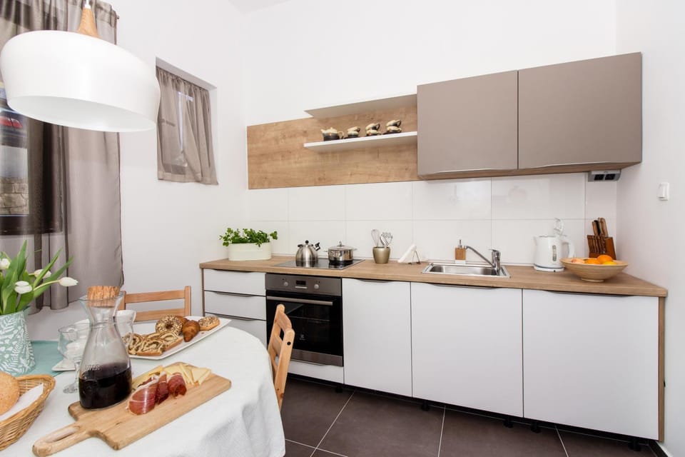 Kitchen or kitchenette, Food and drinks, Dining area, Food, pet friendly, stove
