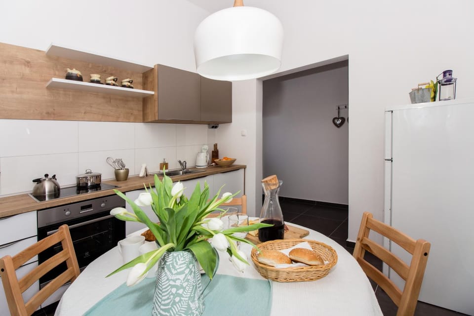 Kitchen or kitchenette, Food and drinks, Dining area, Food, pet friendly, stove