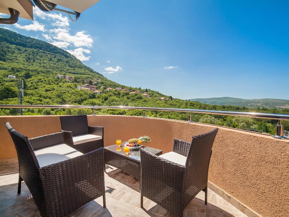 Balcony/Terrace, Mountain view