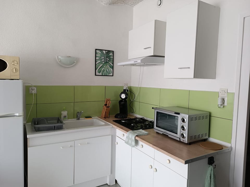 Kitchen or kitchenette, pet friendly, stove