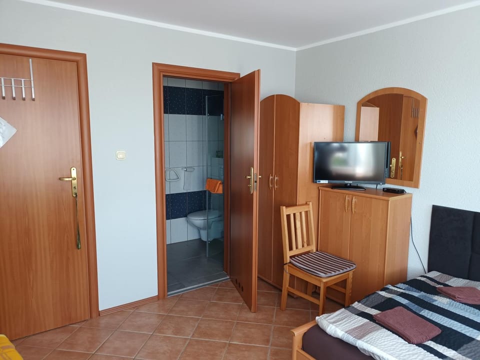 Bed, Bathroom, TV and multimedia