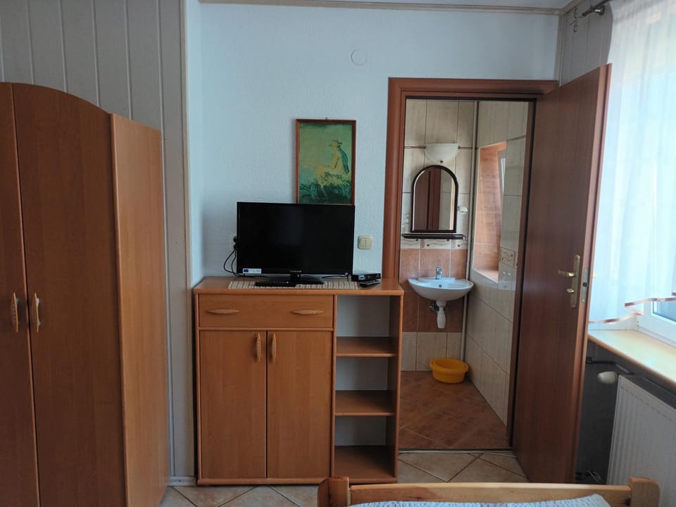 Bathroom, TV and multimedia