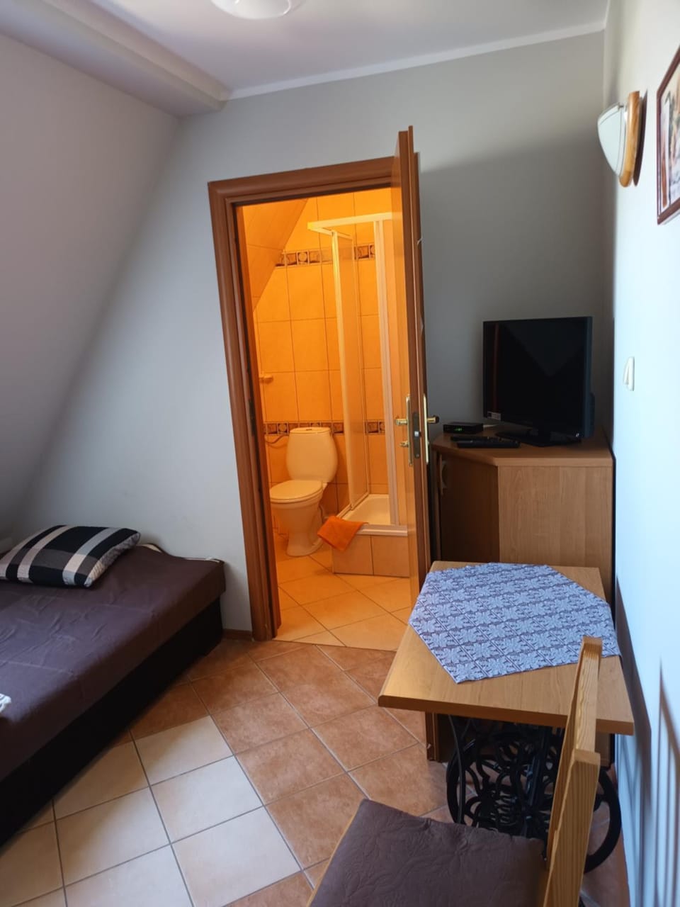 Bed, Bathroom, TV and multimedia, Photo of the whole room