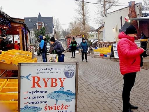 Nearby landmark, Restaurant/places to eat, People, Neighbourhood, Other, City view, Street view, Shopping Area, Location