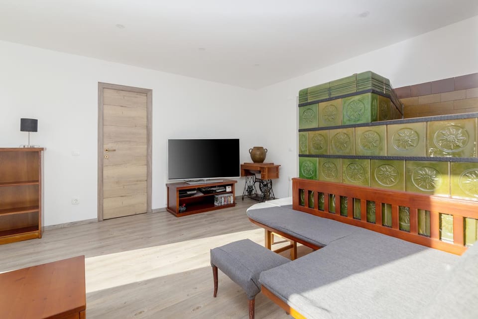 Communal lounge/ TV room, TV and multimedia, Living room, Seating area, bunk bed