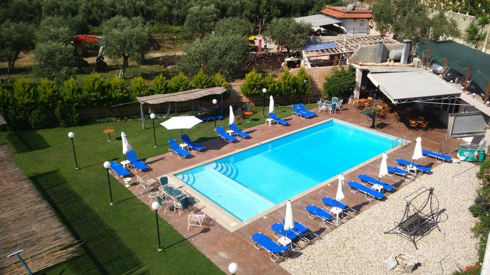 Restaurant/places to eat, Communal lounge/ TV room, BBQ facilities, Children play ground, Garden, On-site shops, Balcony/Terrace, Lobby or reception, Lounge or bar, Banquet/Function facilities, Communal kitchen, On site, Garden view, Mountain view, Pool view, Street view, Swimming pool