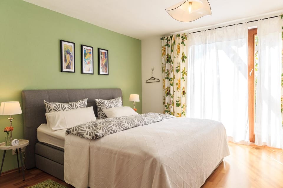 Bed, Photo of the whole room