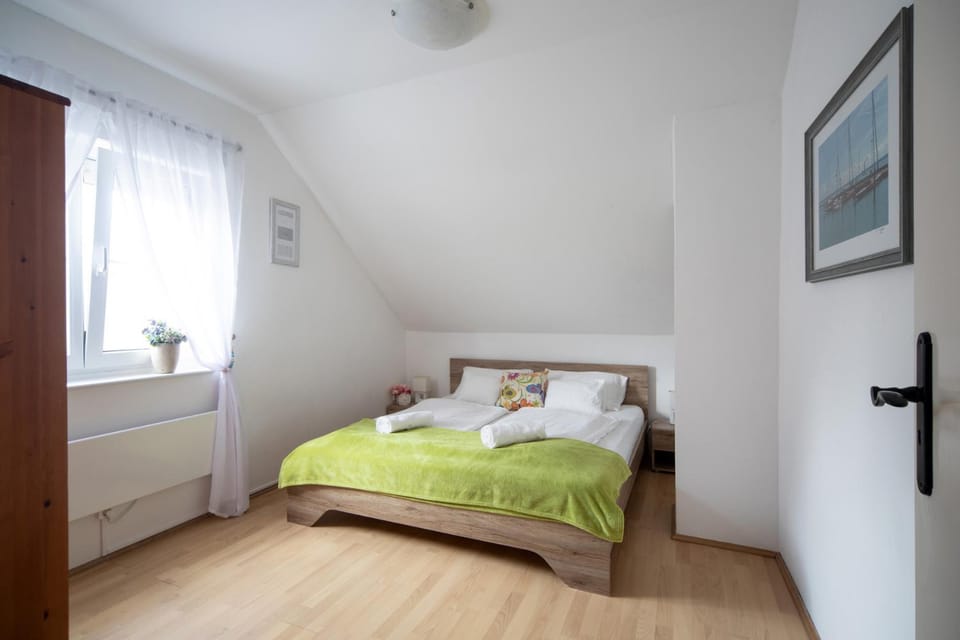 Photo of the whole room, Bedroom, internet