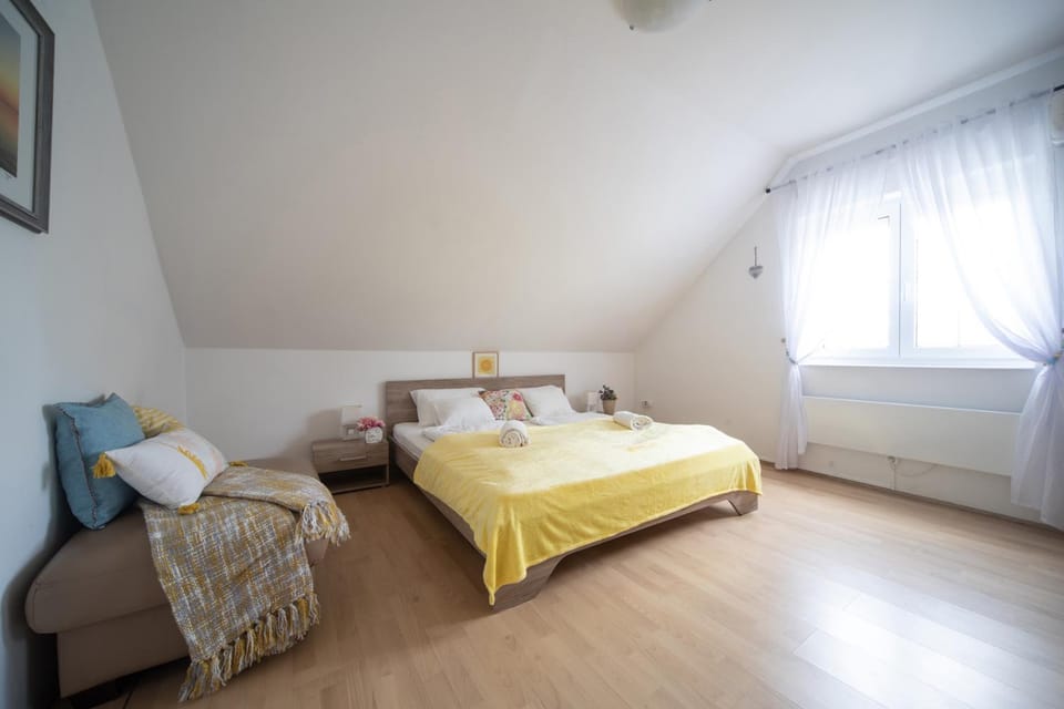 Bed, People, Photo of the whole room, Bedroom, internet, towels