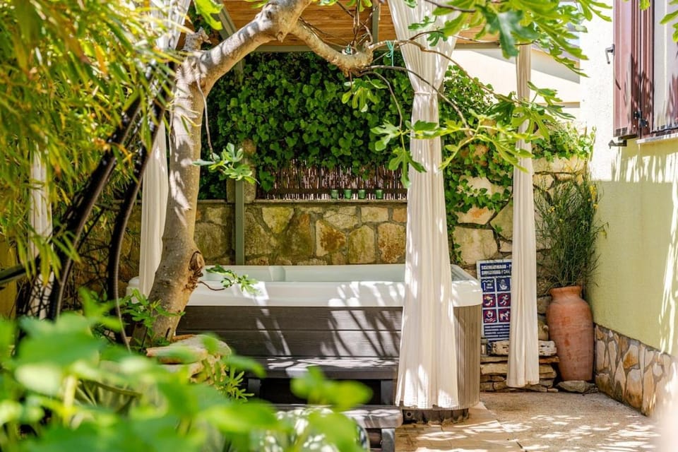 Garden, Hot Tub, Balcony/Terrace