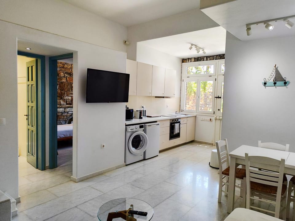 TV and multimedia, Dining area, washing machine, kitchen