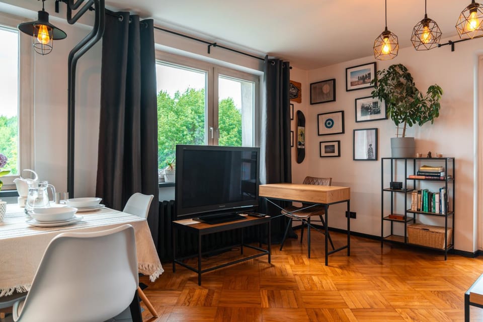TV and multimedia, Kitchen or kitchenette, Living room, Seating area, Dining area