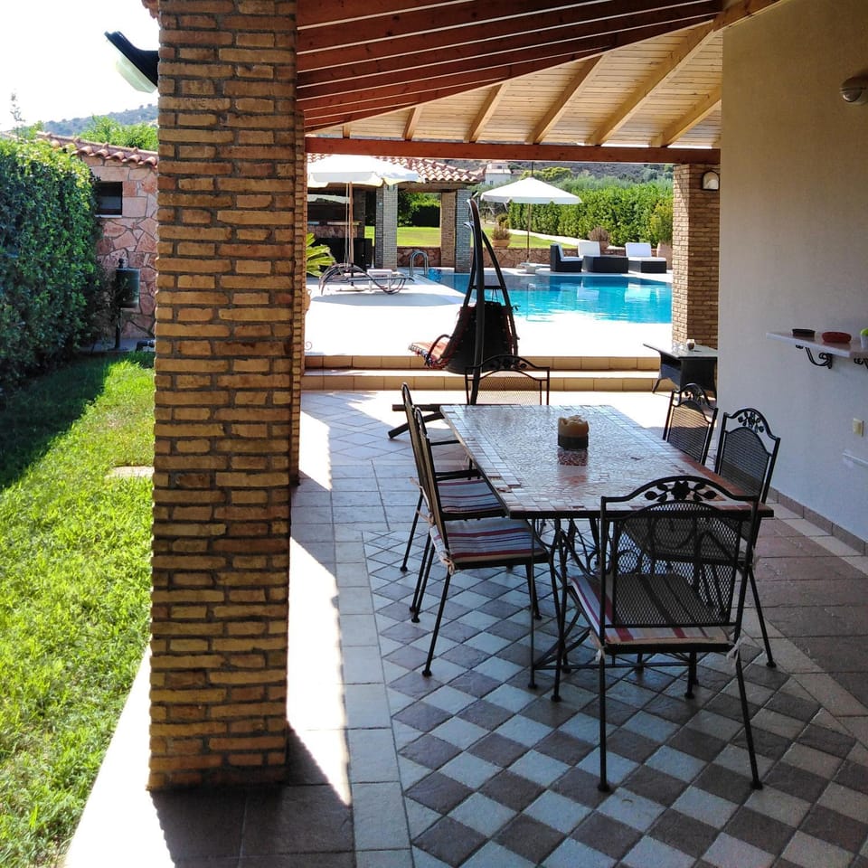 Garden, Mountain view, Pool view