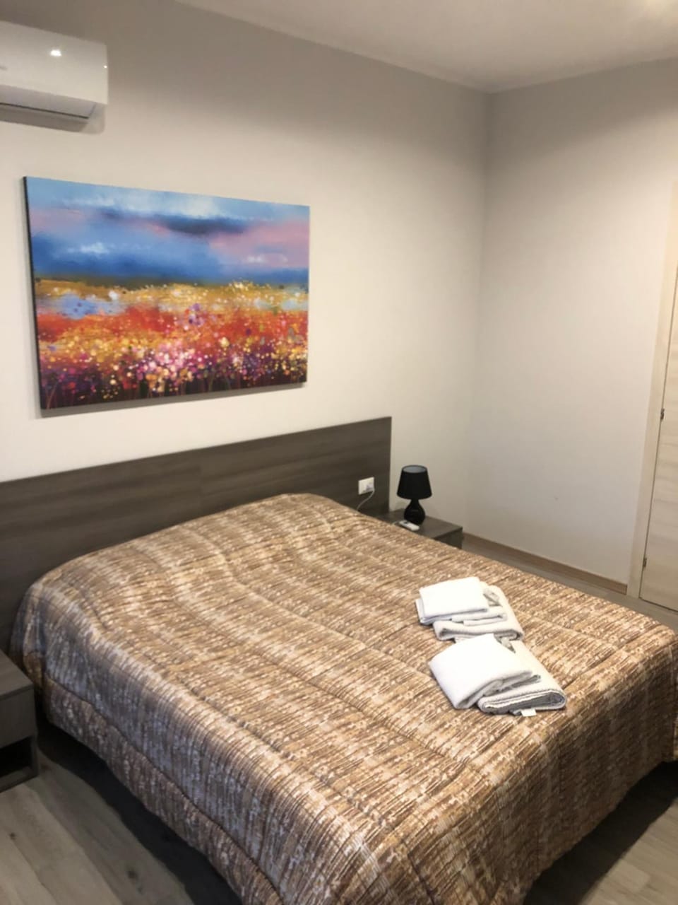 Bed, Photo of the whole room
