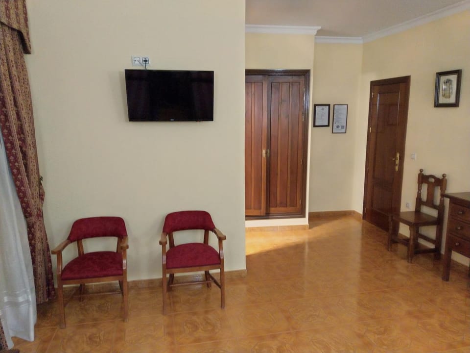 TV and multimedia, Living room, Photo of the whole room, Seating area, Bedroom