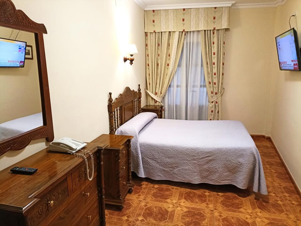 Bed, TV and multimedia, Photo of the whole room, furniture