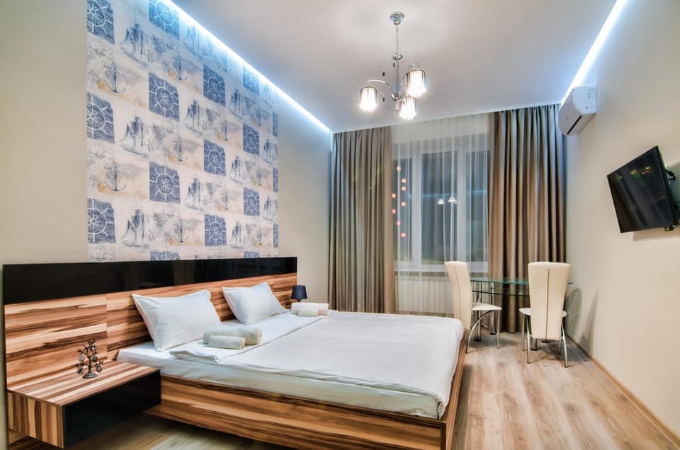 Bed, TV and multimedia, Dining area, Bedroom