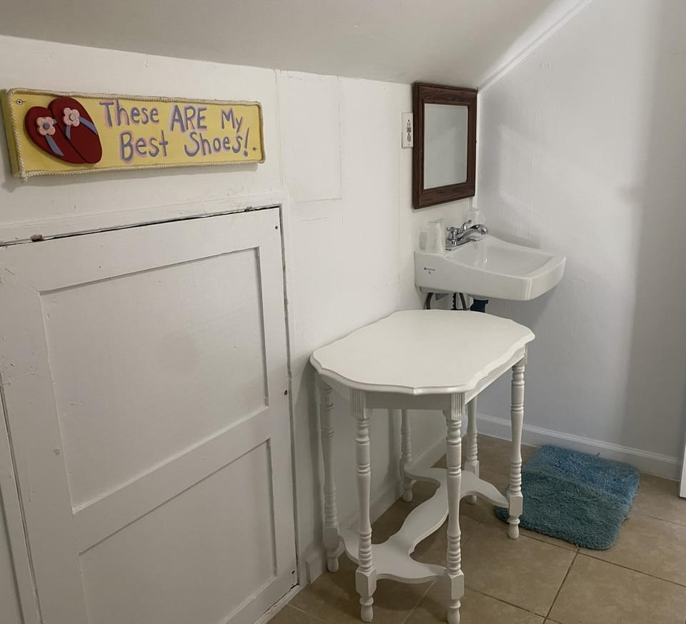 Angie's Guest Cottage Inn in Virginia Beach