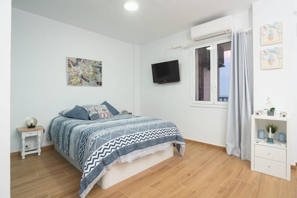 Bed, TV and multimedia, Bedroom