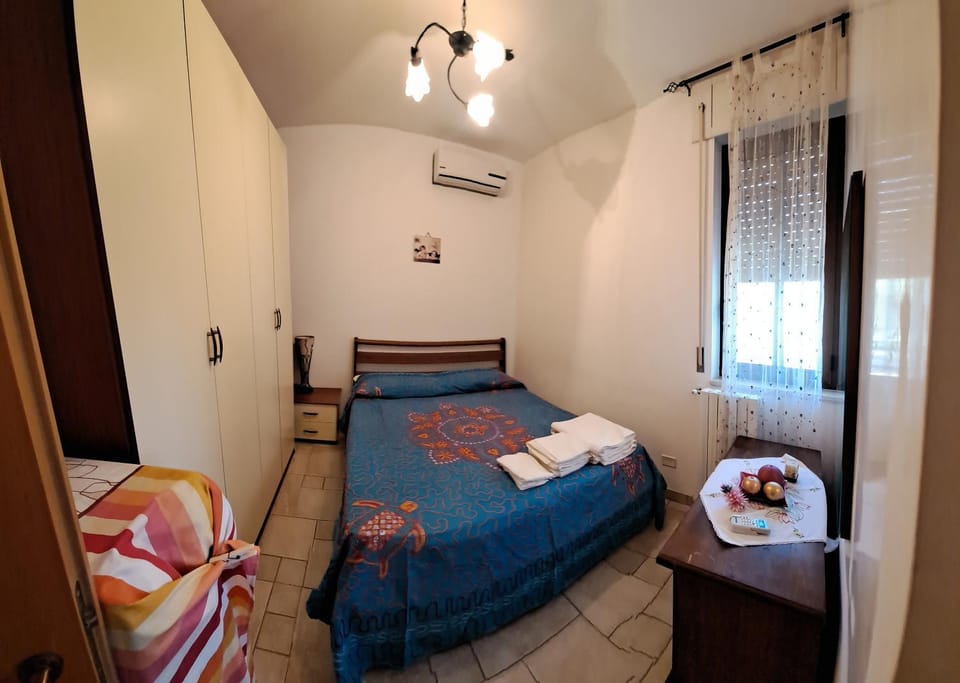 Bedroom, air conditioner