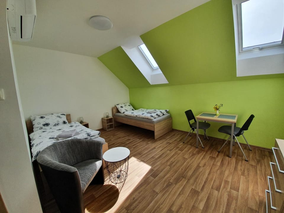 Bed, Seating area