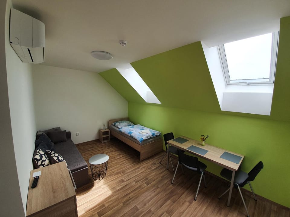 Bed, Seating area