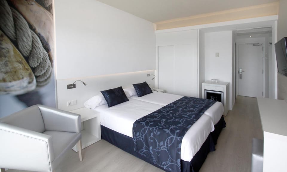 Bed, Photo of the whole room, Seating area
