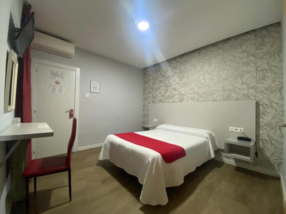 Bed, TV and multimedia, Photo of the whole room, Bedroom, air conditioner