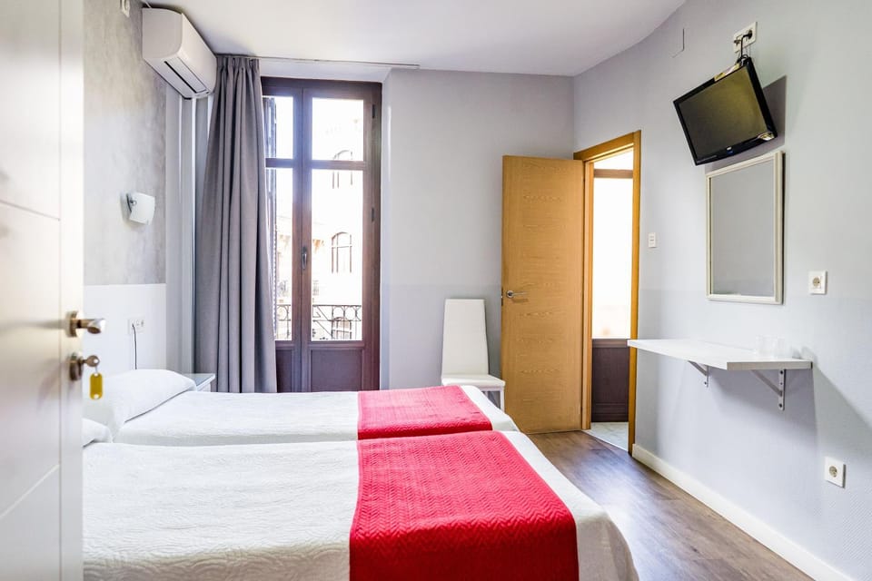 Bed, TV and multimedia, Photo of the whole room, Bedroom, air conditioner
