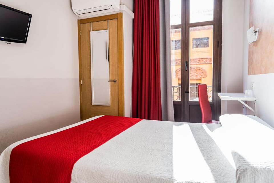 Communal lounge/ TV room, Bed, TV and multimedia, Photo of the whole room, Bedroom, air conditioner