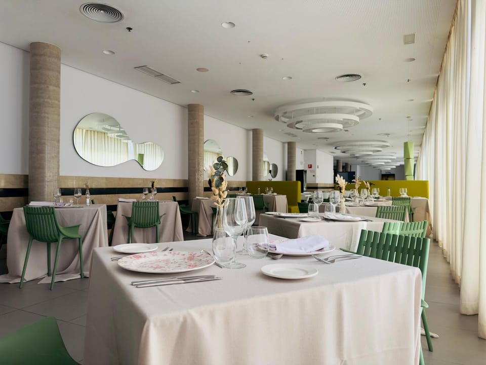 Restaurant/places to eat, Area and facilities, Continental breakfast, Lunch, Dinner, Drinks