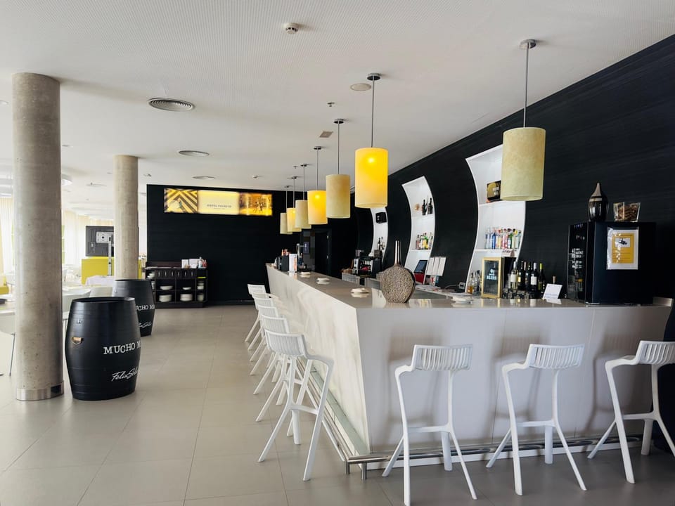 Restaurant/places to eat, Lounge or bar, Seating area
