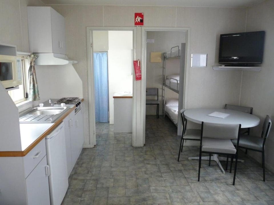 Coffee/tea facilities, Kitchen or kitchenette, bunk bed