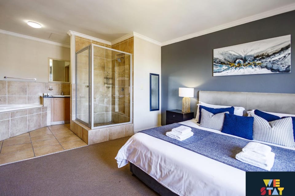Shower, Bathroom, Bedroom, towels