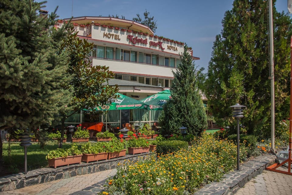 Property building, Day, Natural landscape, Garden