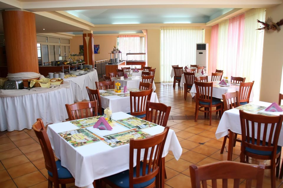 Restaurant/places to eat, Food and drinks, Banquet/Function facilities, Seating area, Breakfast