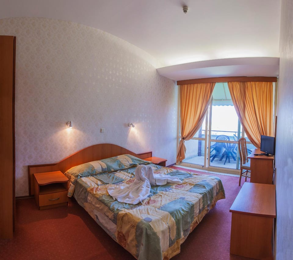 Bed, TV and multimedia, Balcony/Terrace, Photo of the whole room, Seating area, Bedroom, towels, wardrobe