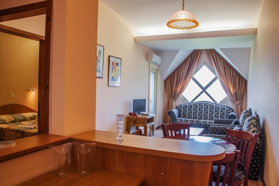 TV and multimedia, Living room, Photo of the whole room, Seating area, Dining area, hair dresser