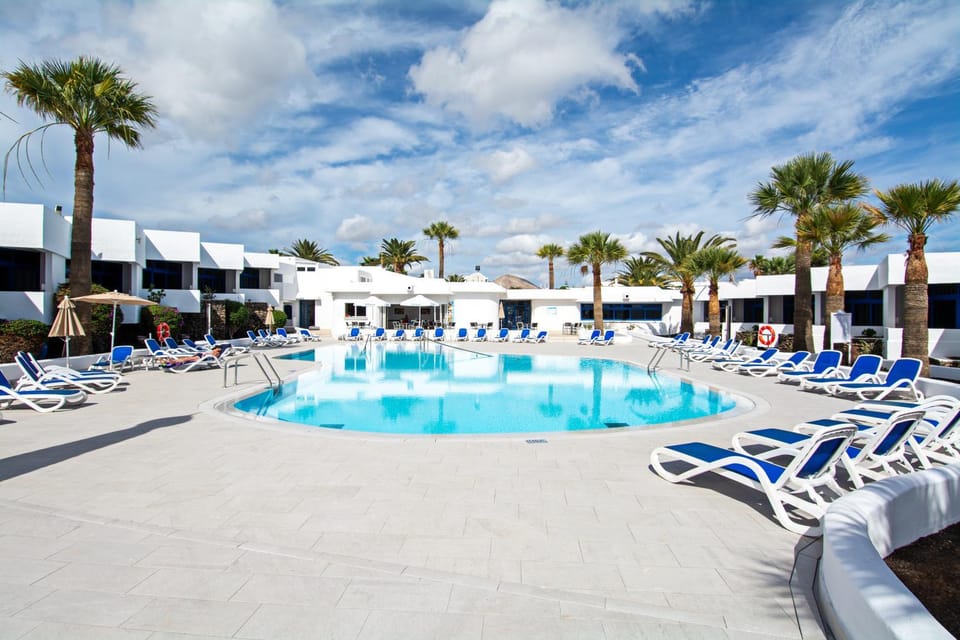 Day, Pool view, Swimming pool, sunbed