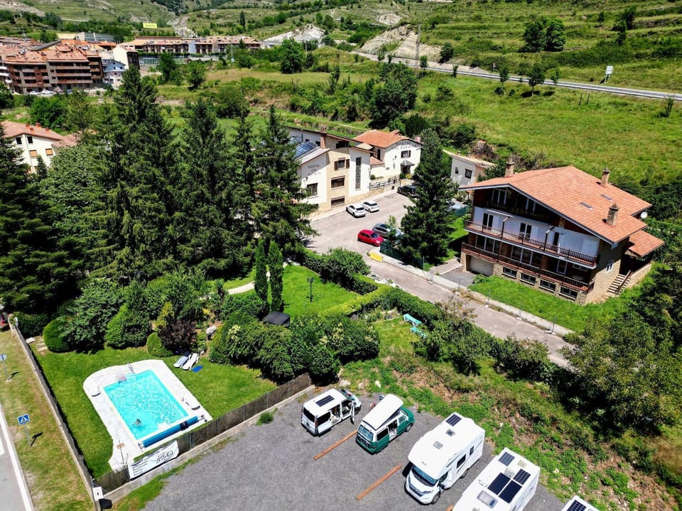 Property building, Day, Natural landscape, Bird's eye view, Pool view, Parking