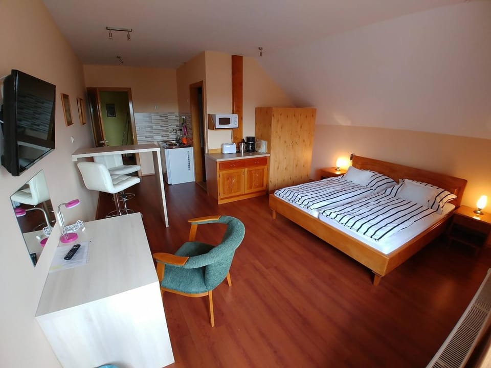 Bed, Kitchen or kitchenette, Photo of the whole room, Bedroom, hair dresser, minibar