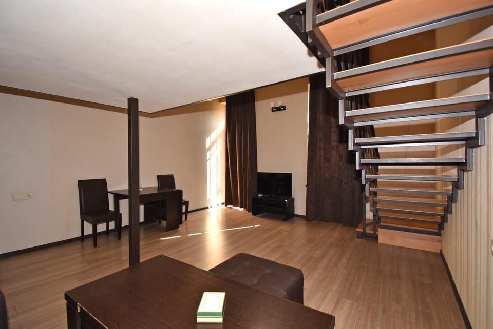 Communal lounge/ TV room, TV and multimedia, Living room, Seating area, Dining area