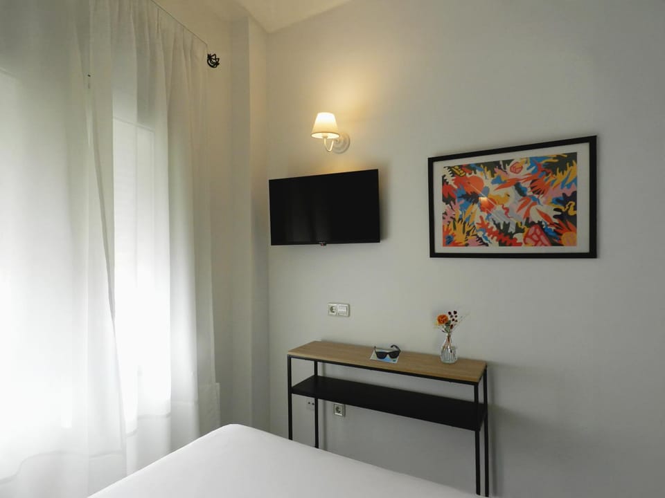 Bed, TV and multimedia, Bedroom