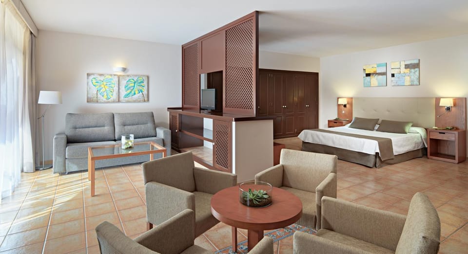 Bed, TV and multimedia, Living room, Photo of the whole room, Seating area, Bedroom