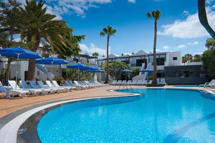 Property building, Day, Swimming pool