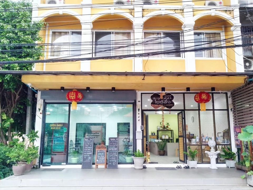Facade/entrance