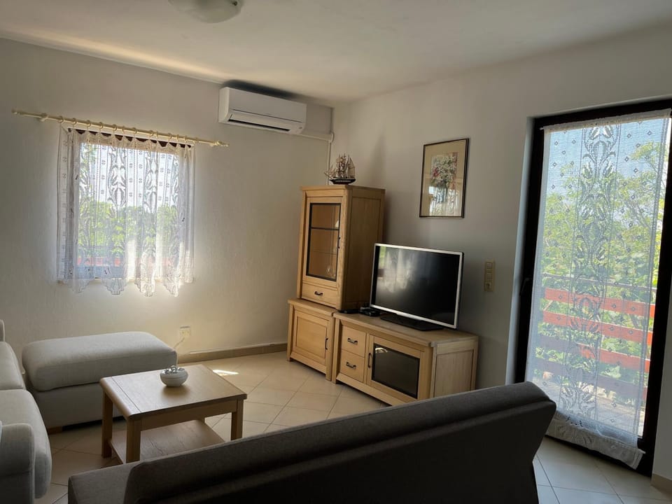 Communal lounge/ TV room, TV and multimedia, Living room, Seating area, air conditioner