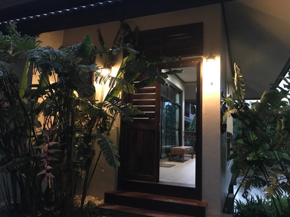 Facade/entrance, Photo of the whole room, Garden view