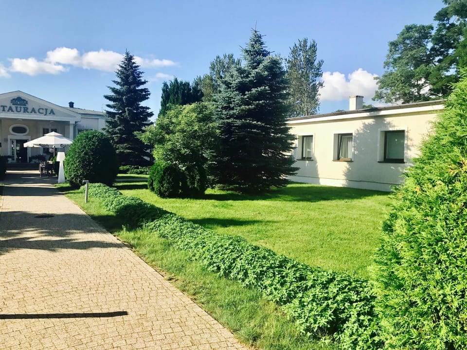 Property building, Restaurant/places to eat, Restaurant/places to eat, Garden, Garden view